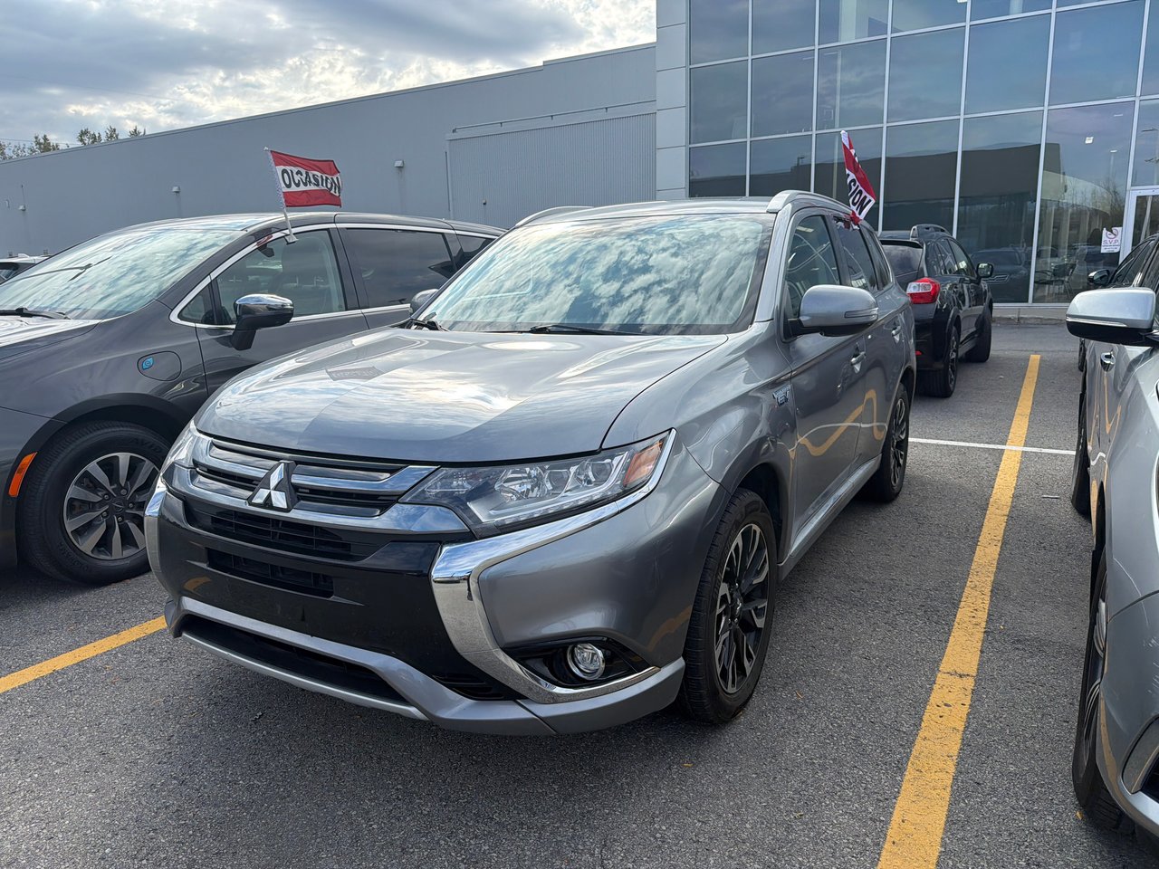 Alloy Silver 2018 Mitsubishi Outlander Hybrid Plug-in SUV / Crossover Automatic