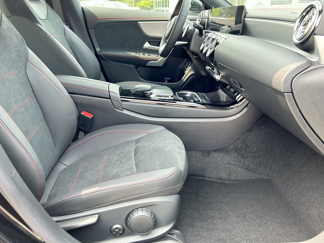 New 2023 Cosmos Black Metallic Mercedes-Benz CLA 250 4MATIC image 32