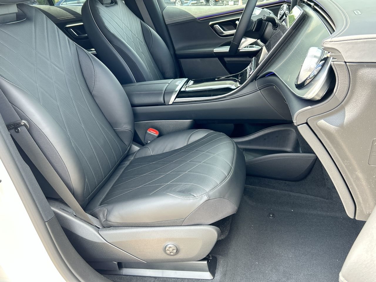New 2023 Polar White Mercedes-Benz EQE 350 4MATIC image 33