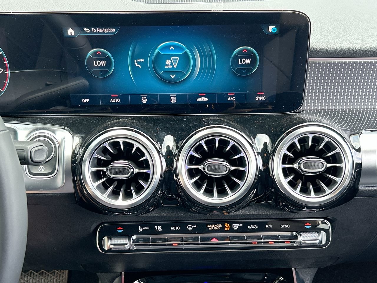 New 2023 Polar White Mercedes-Benz 250 4MATIC image 27