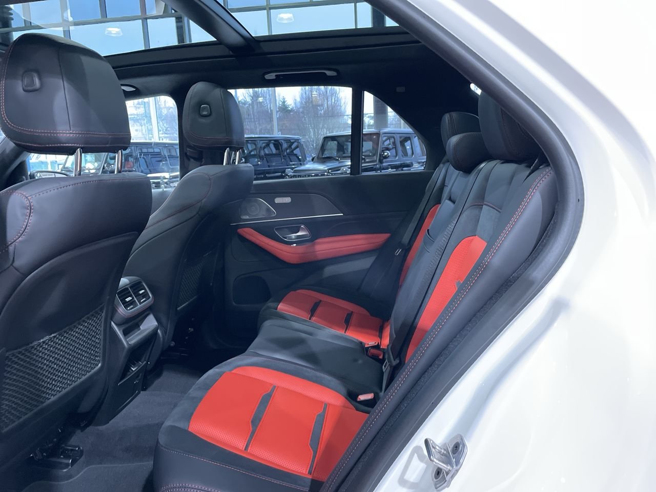 New 2023 MANUFAKTUR Diamond White Metallic Mercedes-Benz AMG 63 4MATIC image 32