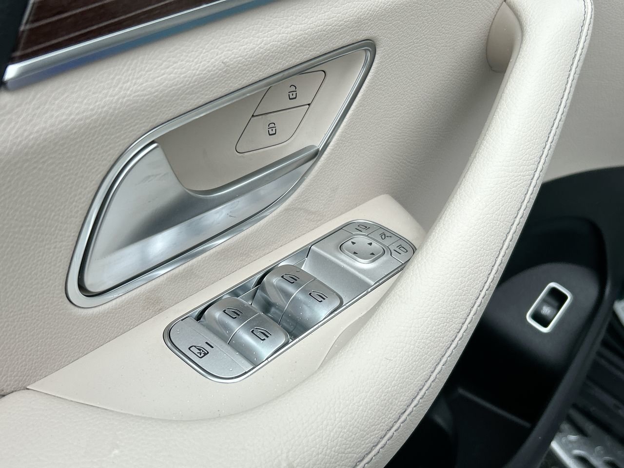 New 2023 Emerald Green Metallic Mercedes-Benz 450 4MATIC image 22