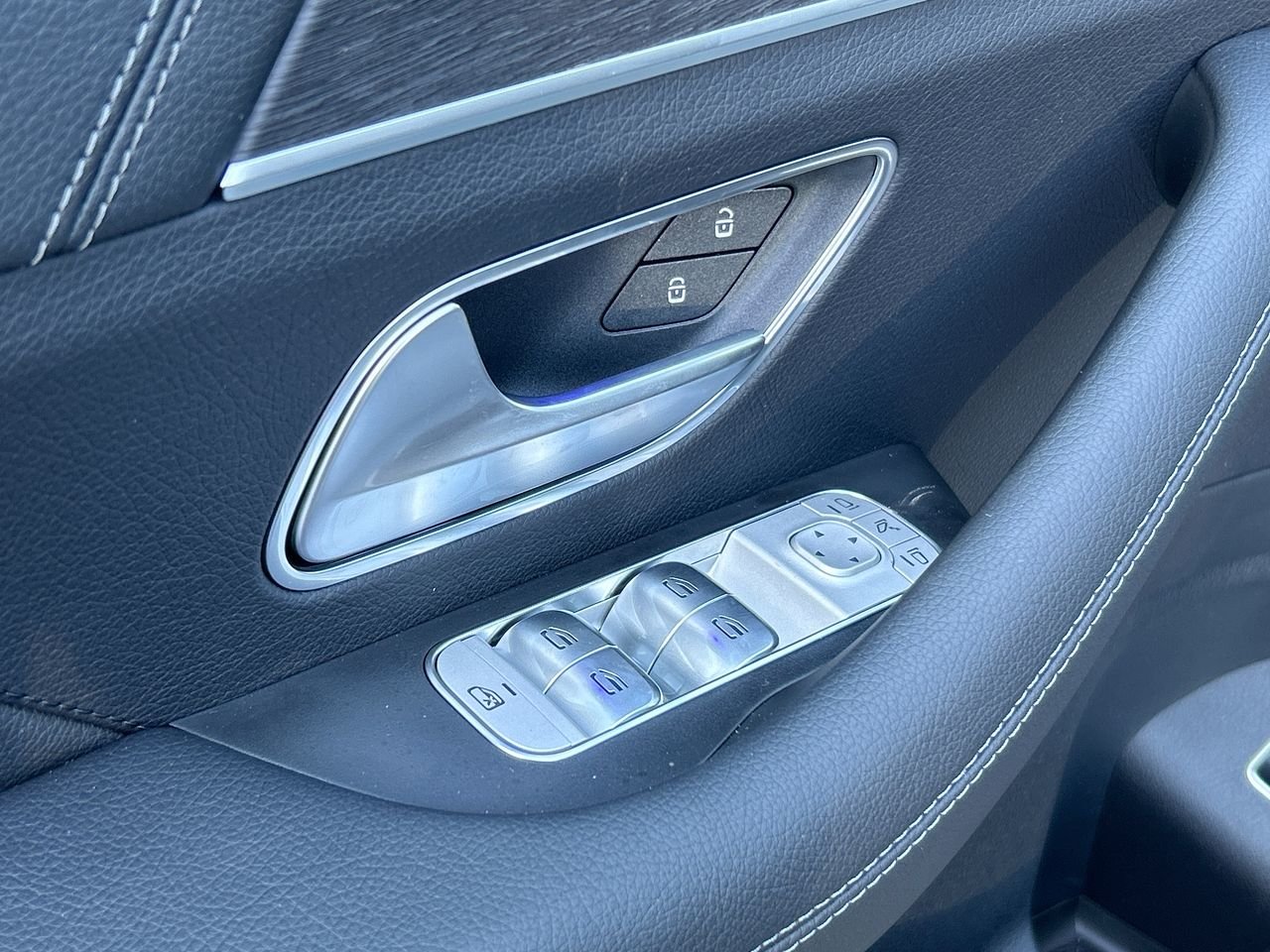 New 2024 Obsidian Black Mercedes-Benz 350 4MATIC image 22