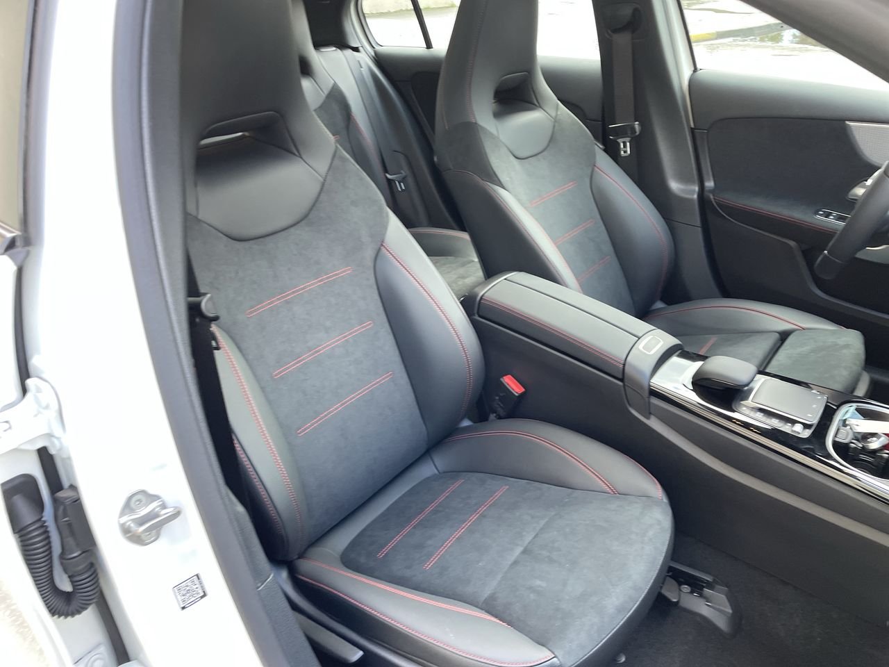 Used 2022 Polar White Mercedes-Benz 4MATIC Hatch image 33