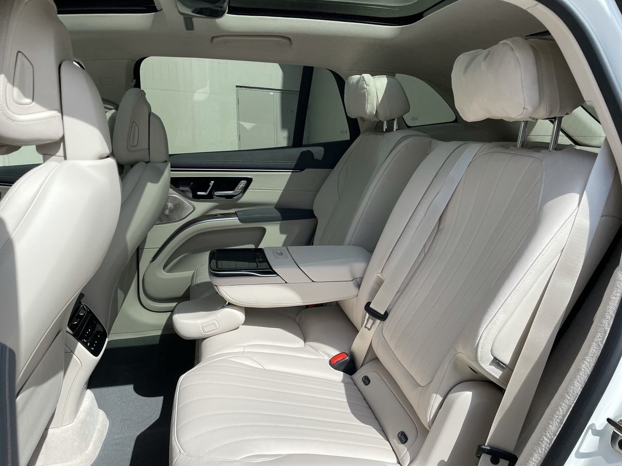 New 2023 MANUFAKTUR Diamond White Metallic Mercedes-Benz EQS 580 4MATIC image 31