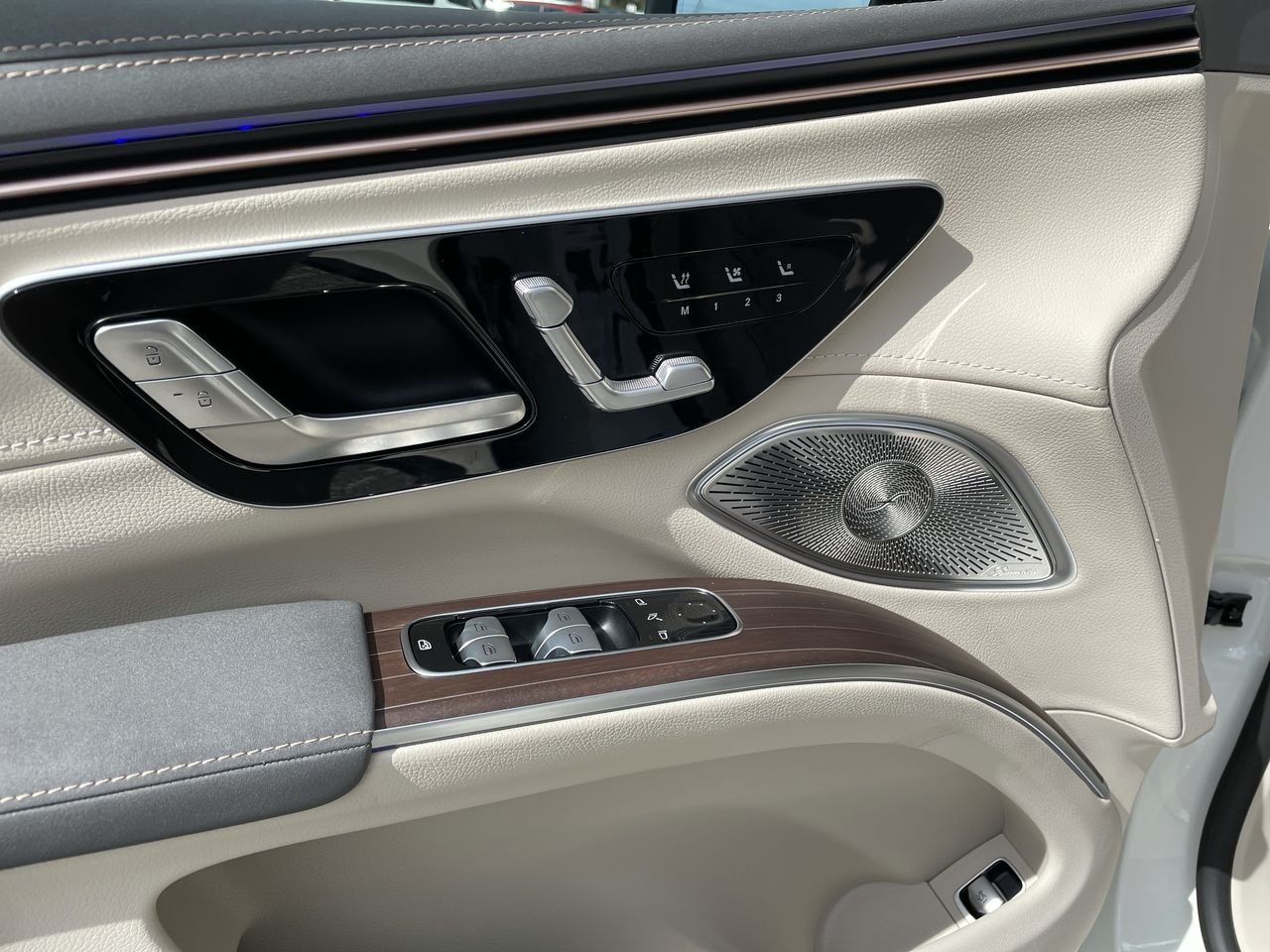 New 2023 MANUFAKTUR Diamond White Metallic Mercedes-Benz EQS 580 4MATIC image 21