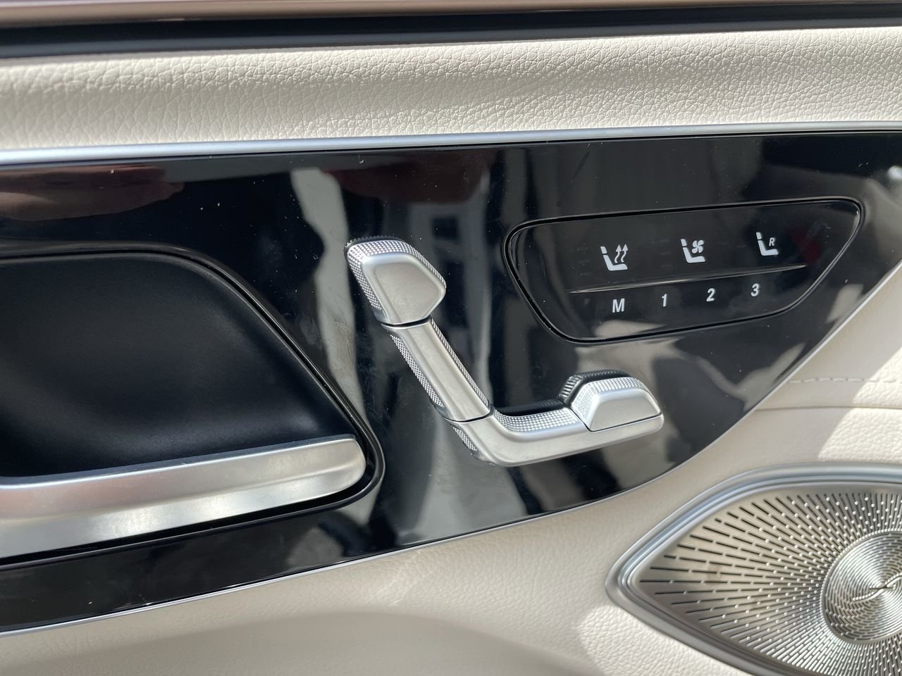 New 2023 MANUFAKTUR Diamond White Metallic Mercedes-Benz EQS 580 4MATIC image 20