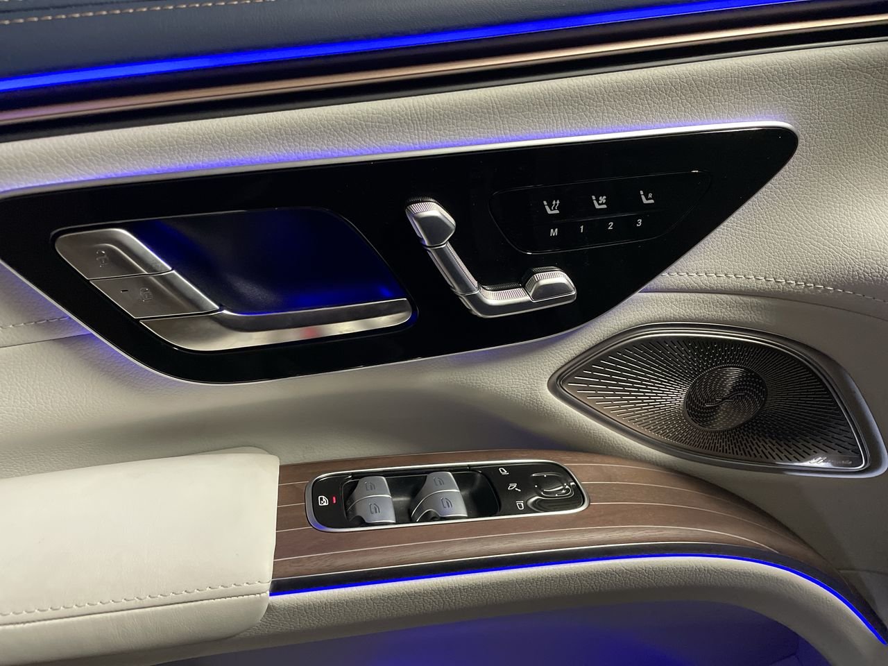 New 2023 Sodalite Blue Metallic Mercedes-Benz EQS 580 4MATIC image 21
