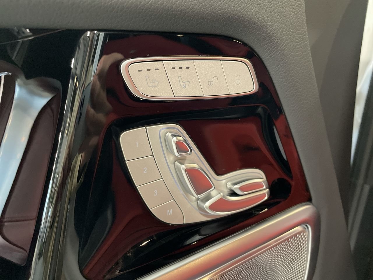 New 2022 G manufaktur Opalite White metallic Mercedes-Benz AMG G 63 image 21