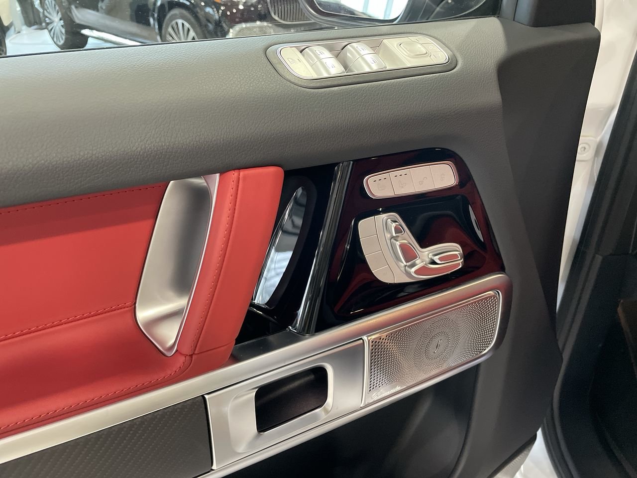 New 2022 G manufaktur Opalite White metallic Mercedes-Benz AMG G 63 image 22