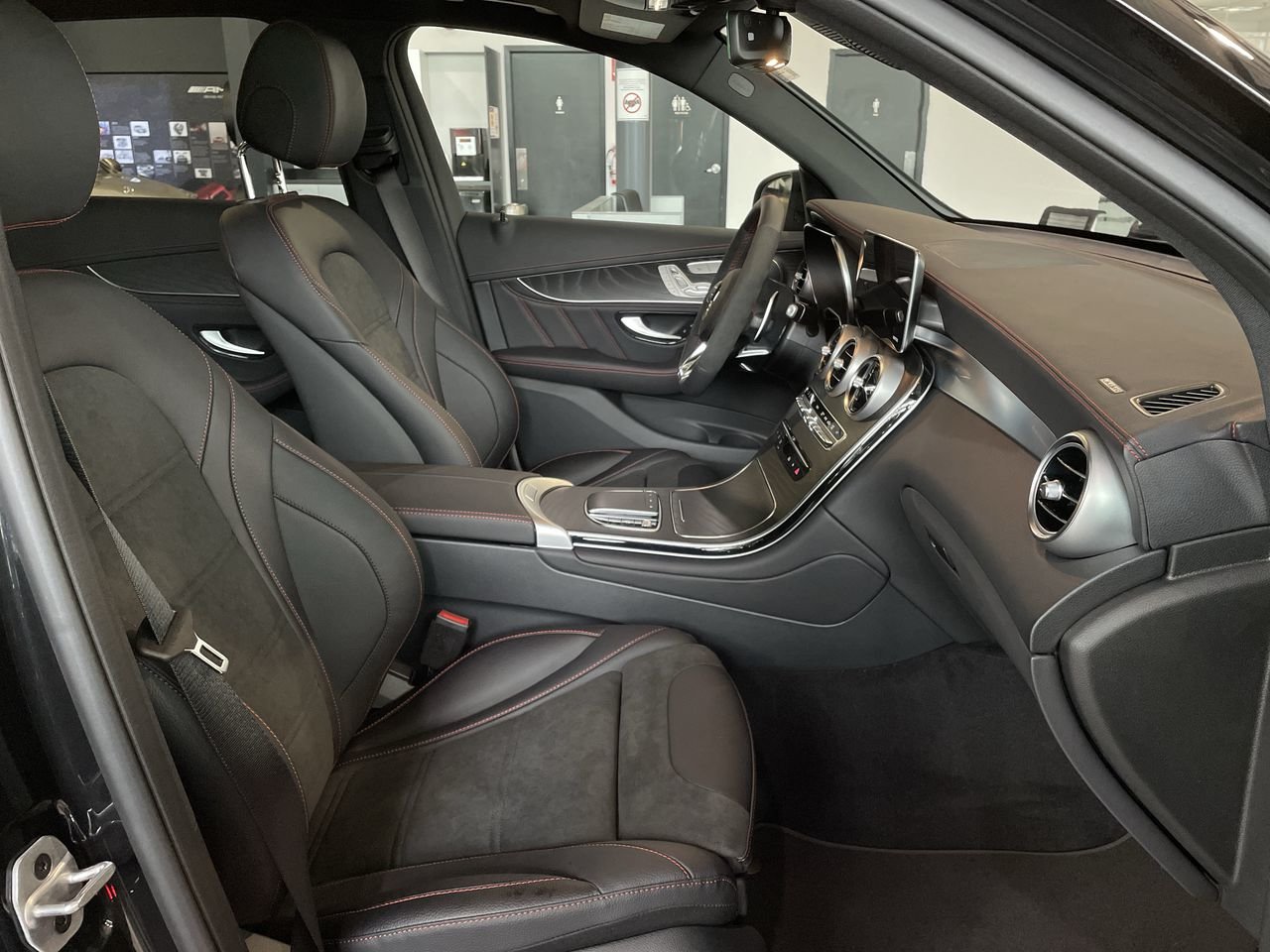 Used 2022 Obsidian Black Met Mercedes-Benz 4MATIC SUV image 33