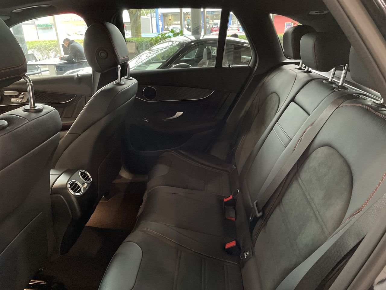 Used 2022 Obsidian Black Met Mercedes-Benz 4MATIC SUV image 31