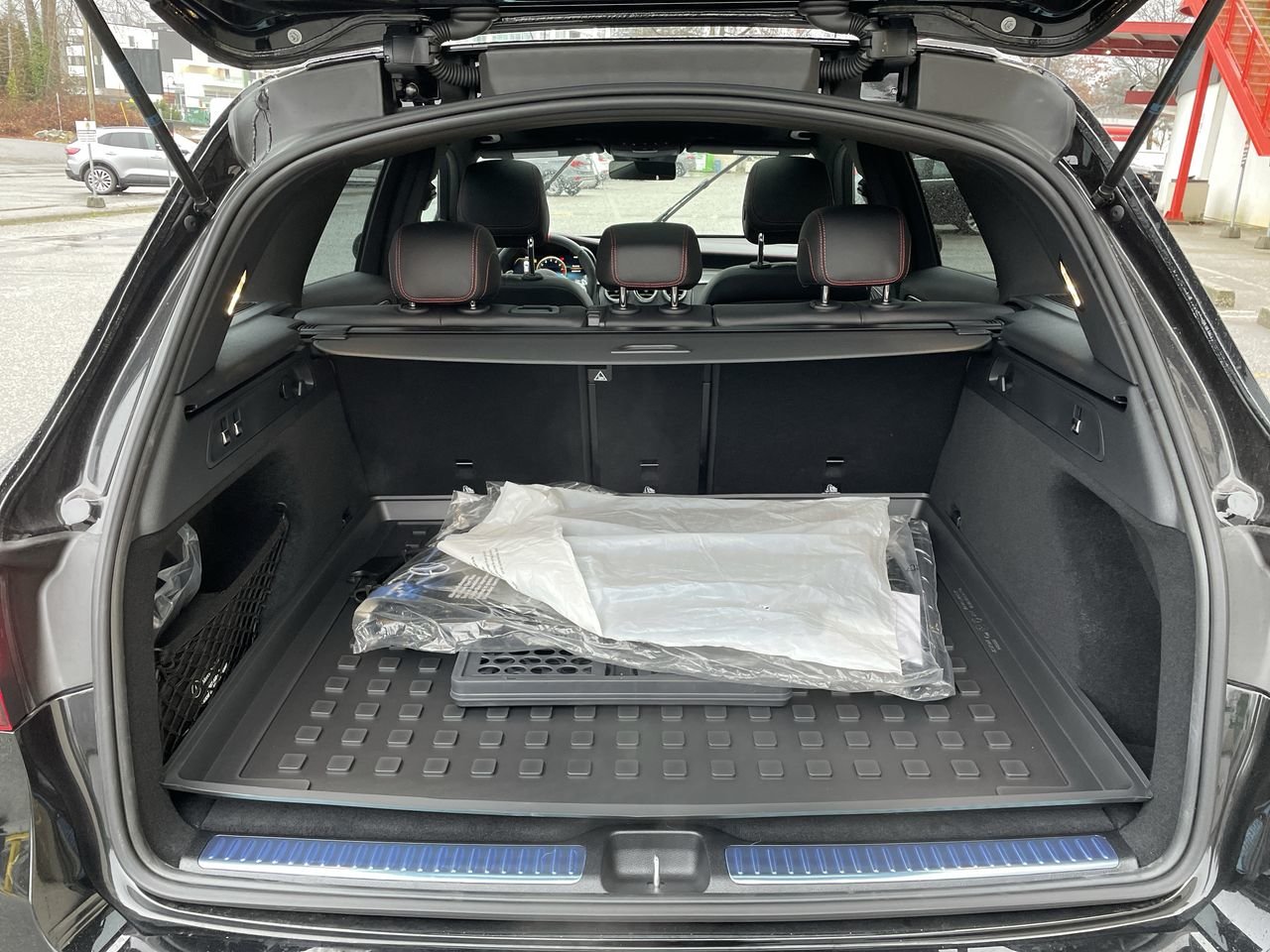 Used 2022 Obsidian Black Met Mercedes-Benz 4MATIC SUV image 32