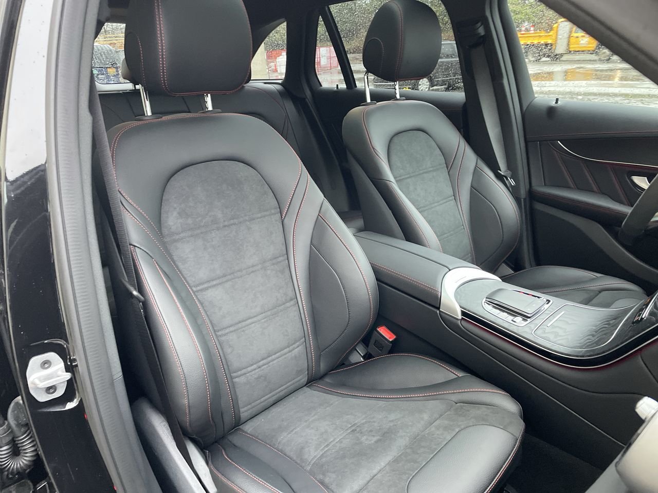 Used 2022 Obsidian Black Met Mercedes-Benz 4MATIC SUV image 33