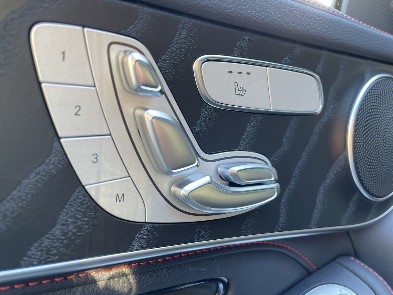 Used 2022 Obsidian Black Met Mercedes-Benz 4MATIC SUV image 20