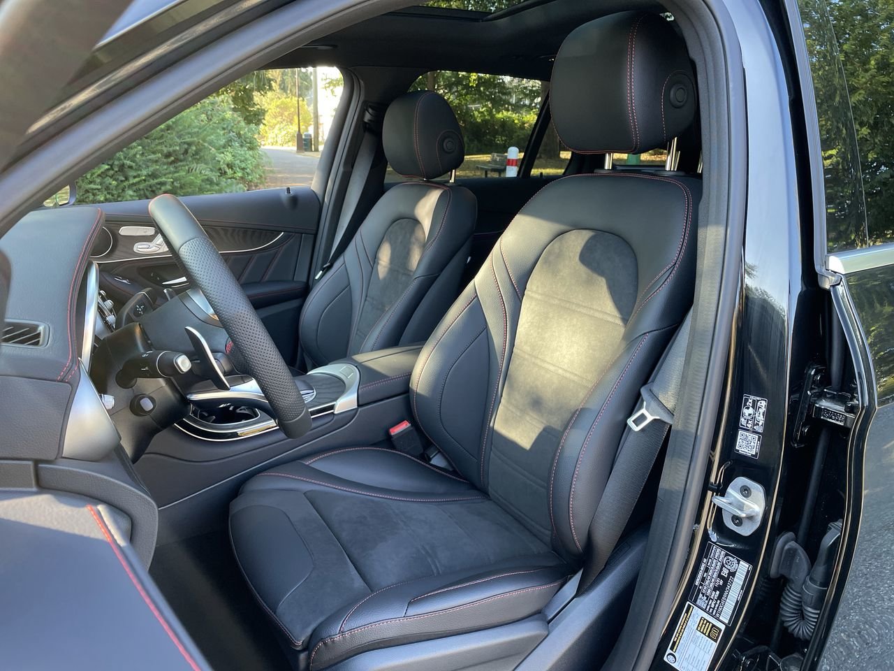 Used 2022 Obsidian Black Met Mercedes-Benz 4MATIC SUV image 19