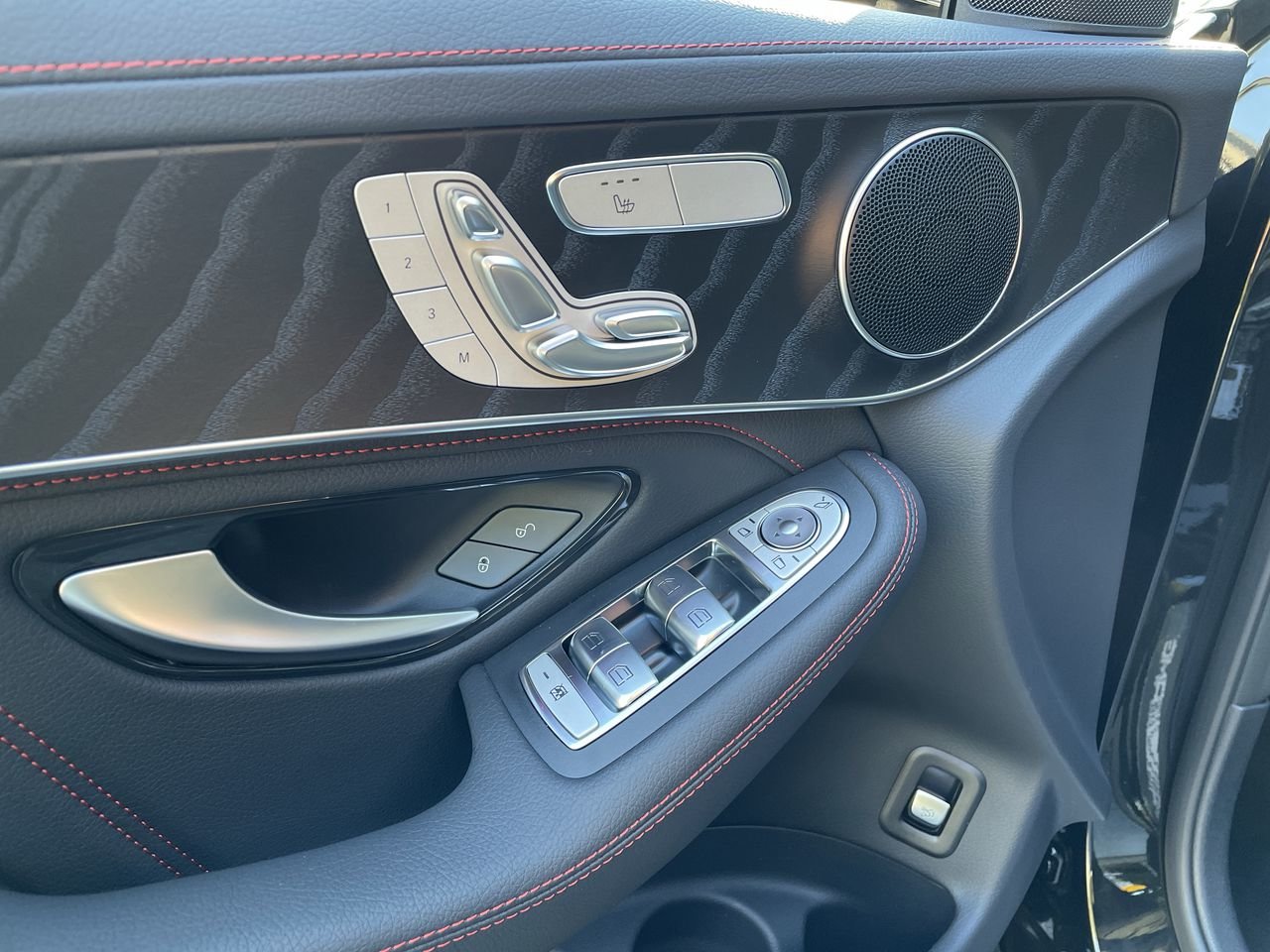 Used 2022 Obsidian Black Met Mercedes-Benz 4MATIC SUV image 21