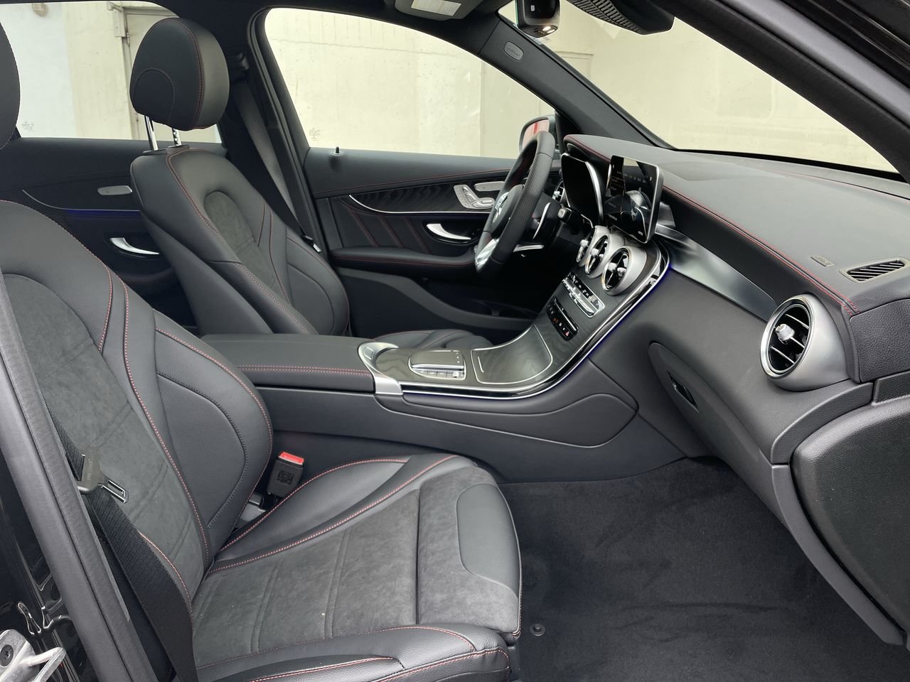 Used 2022 Obsidian Black Met Mercedes-Benz 4MATIC SUV image 33