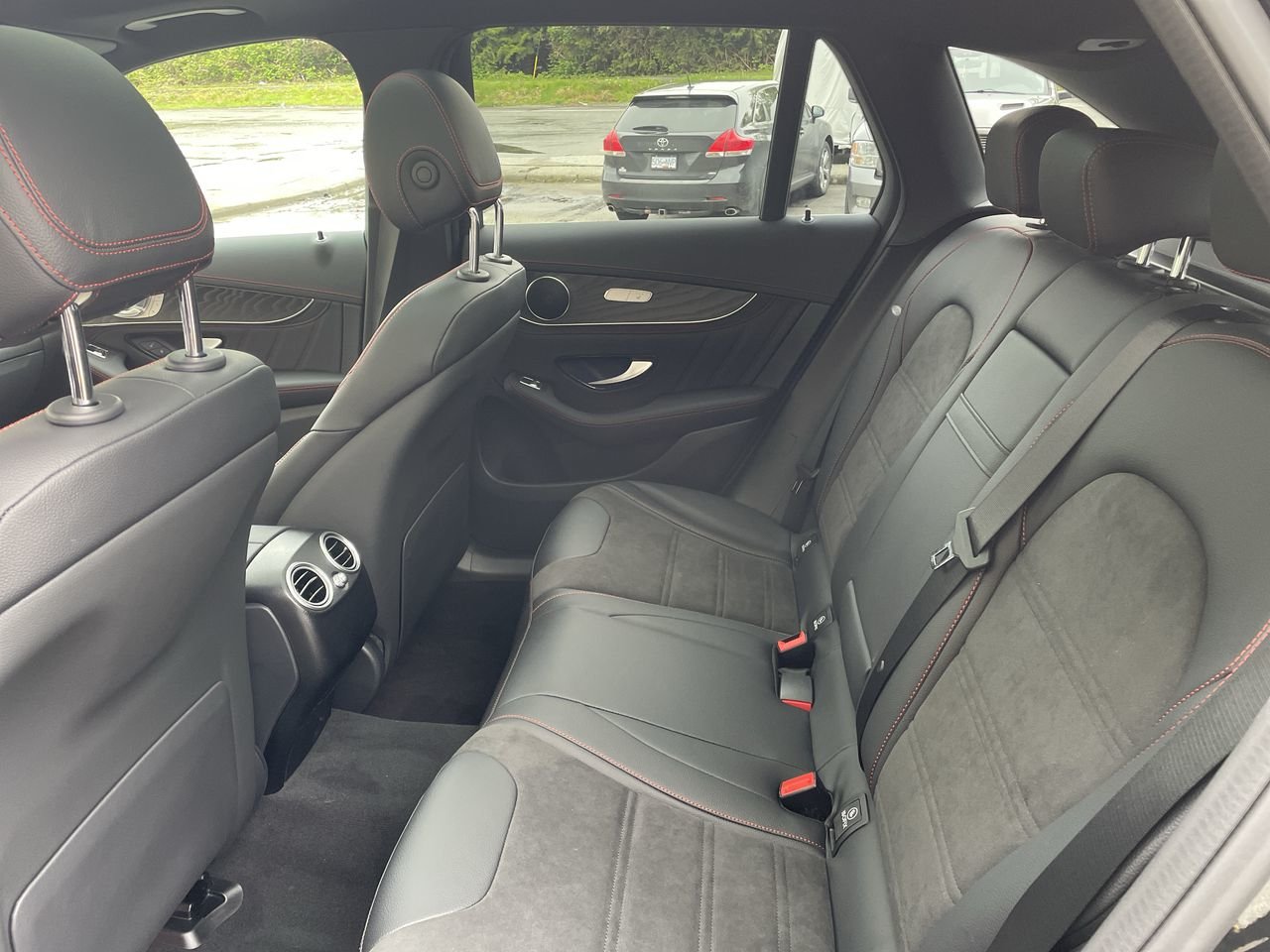 Used 2022 Obsidian Black Met Mercedes-Benz 4MATIC SUV image 31