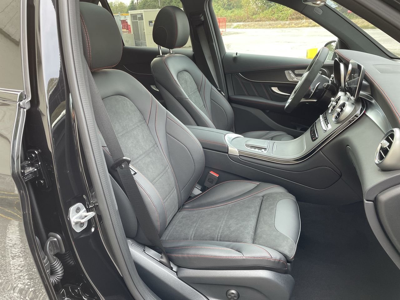 Used 2022 Obsidian Black Met Mercedes-Benz 4MATIC SUV image 33
