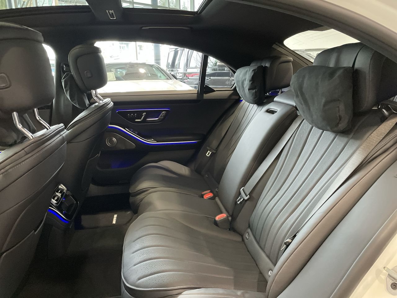New 2022 MANUFAKTUR Diamond White Mercedes-Benz S 580 4MATIC image 33