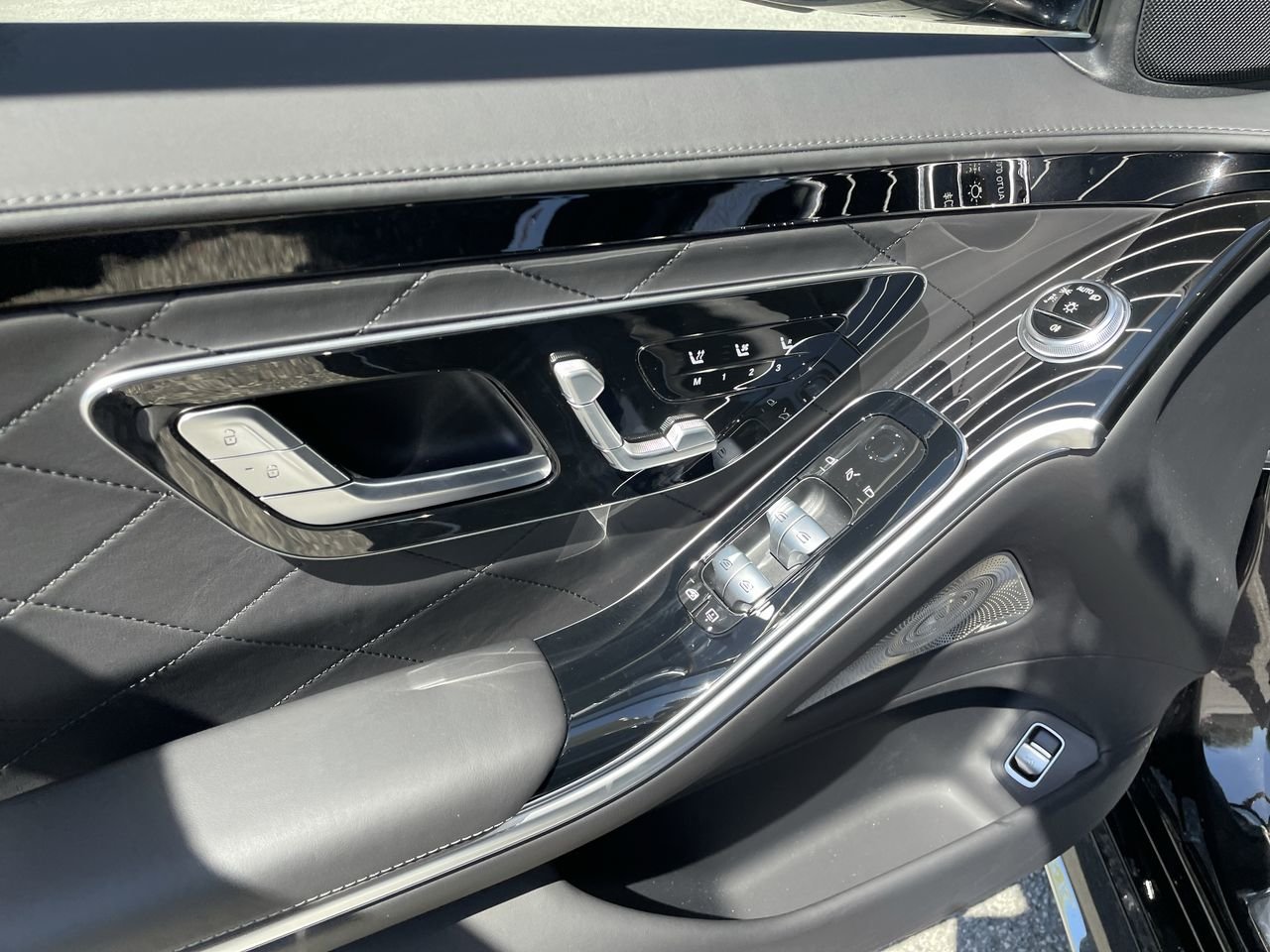New 2023 Obsidian Black Mercedes-Benz S 580 4MATIC image 23