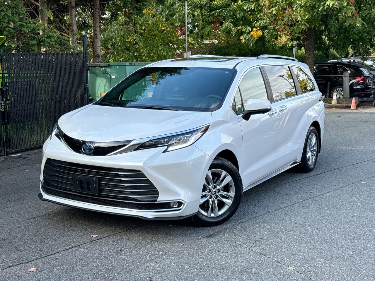 White (Wind Chill Pearl) 2025 Toyota Sienna Minivan All-Wheel Drive Automatic