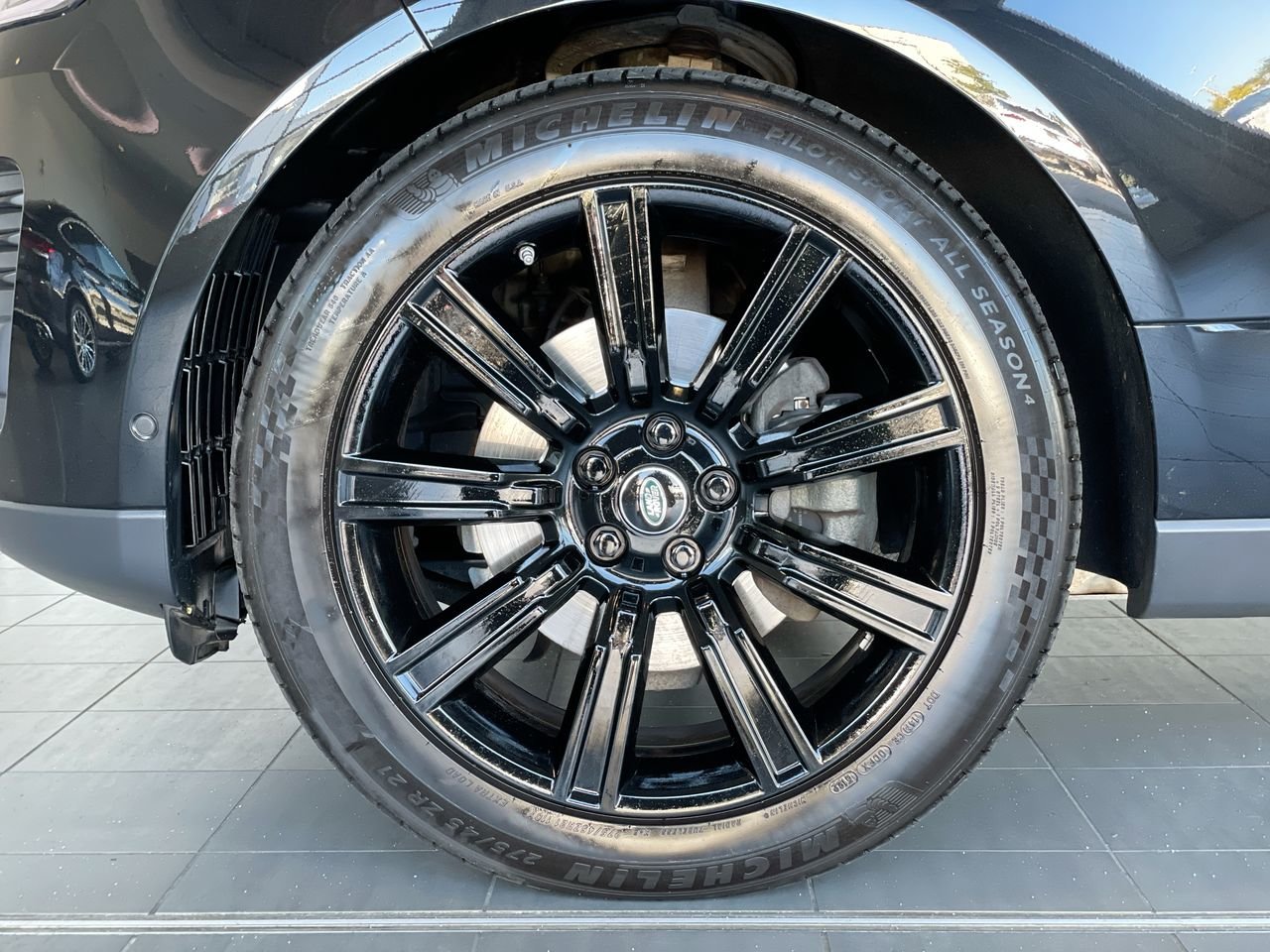 Used 2020 Santorini Black Land Rover 3.0L Td6 Diesel HSE SWB image 18