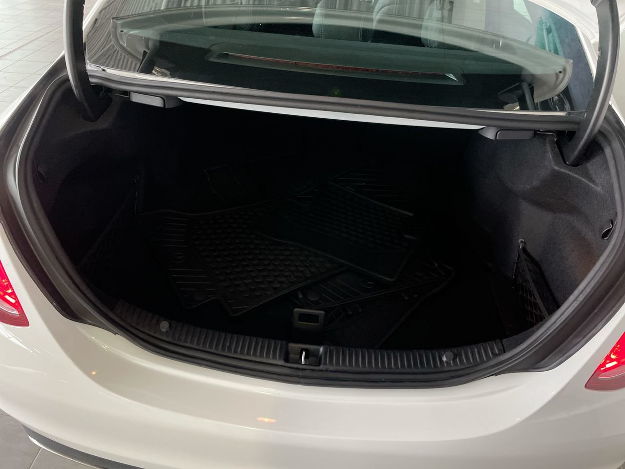 Used 2018 Polar White Mercedes-Benz 4MATIC Sedan image 32
