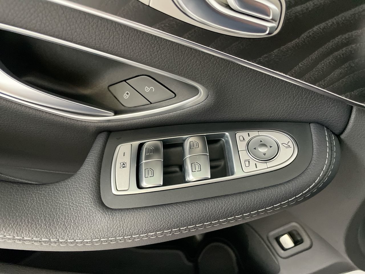 Used 2018 Polar White Mercedes-Benz 4MATIC Sedan image 21
