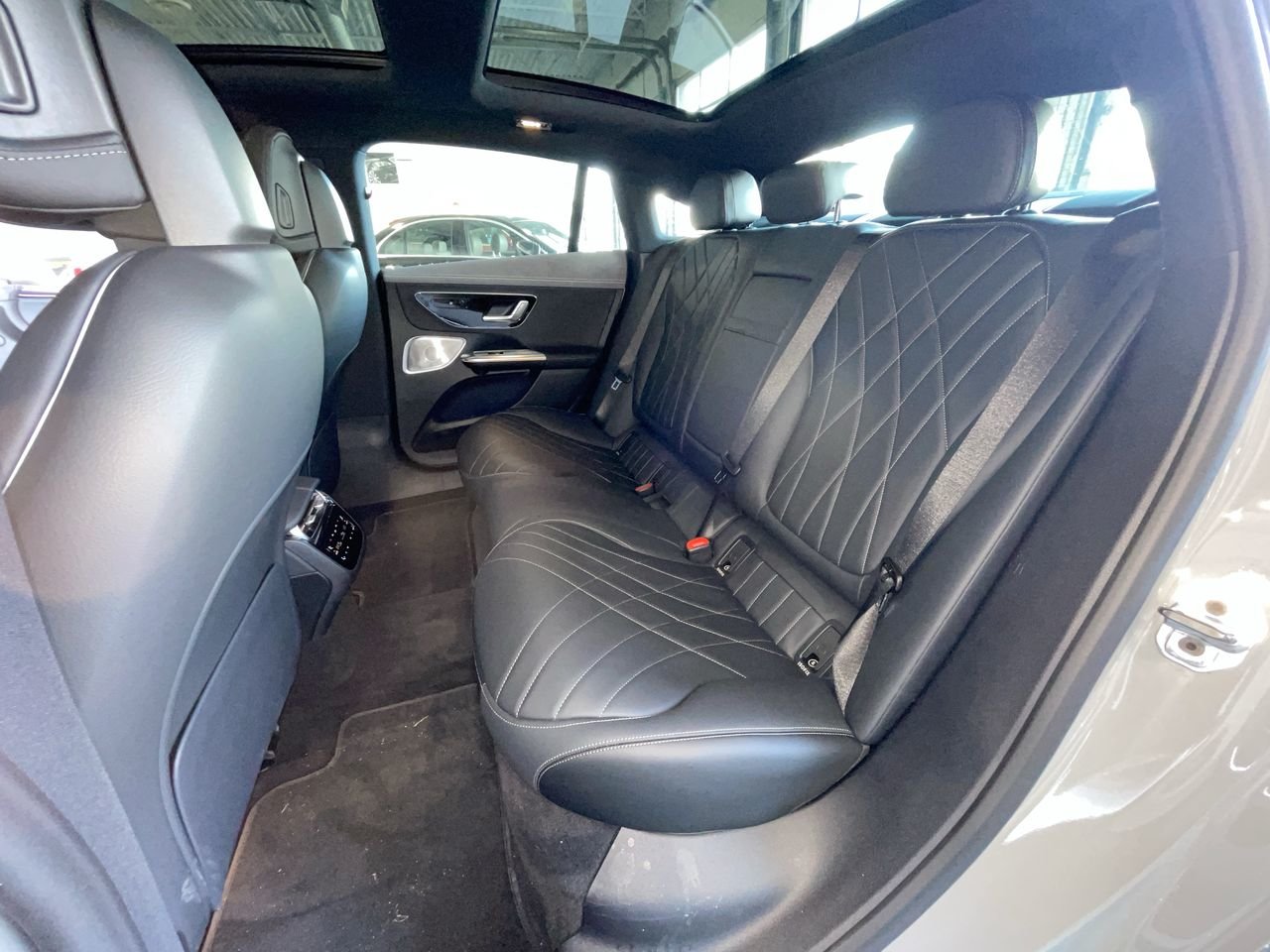 New 2023 MANUFAKTUR Alpine Grey Mercedes-Benz EQE 500 V4 image 32