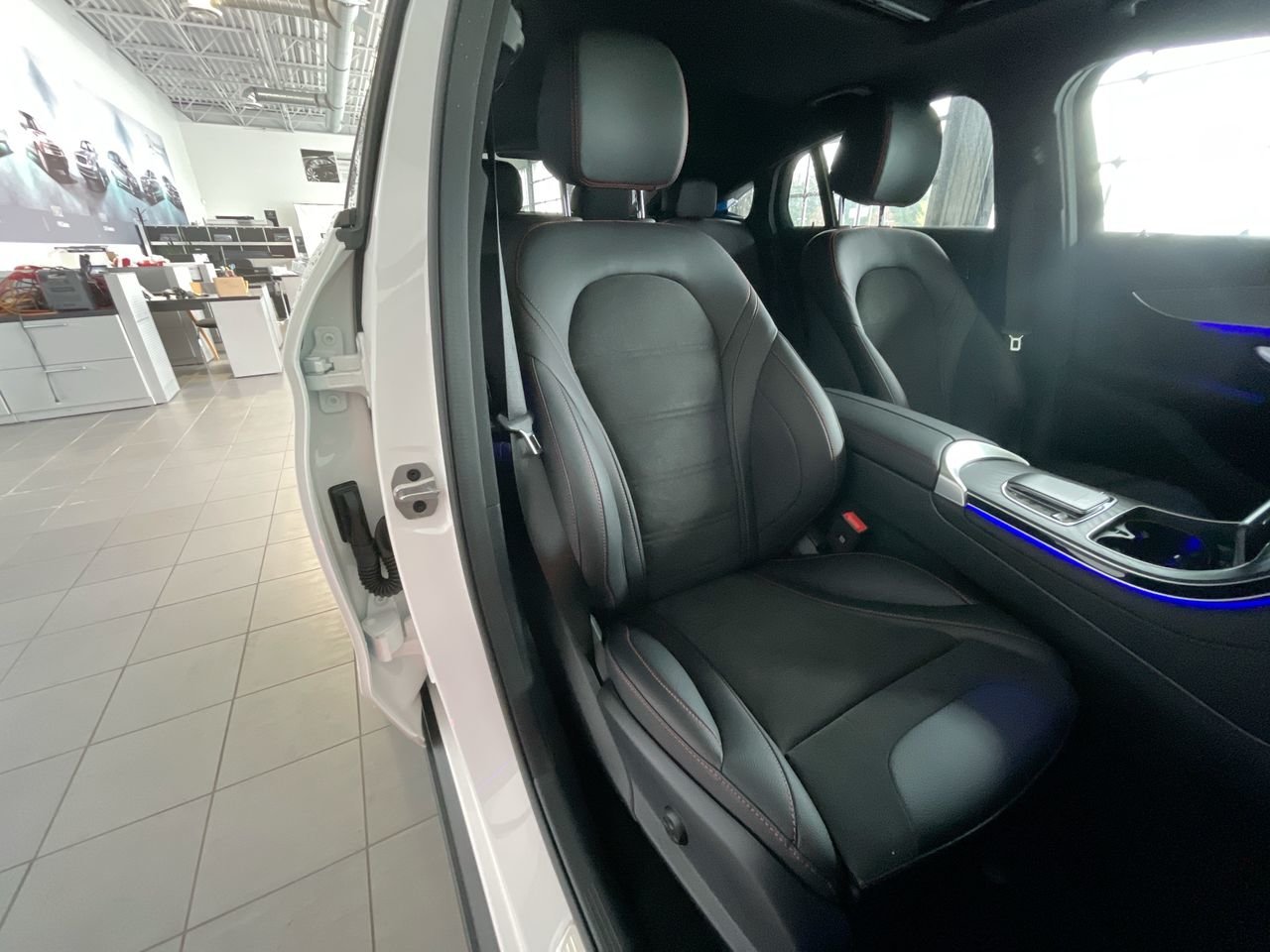 Used 2023 Polar White Mercedes-Benz 4MATIC Coupe image 34