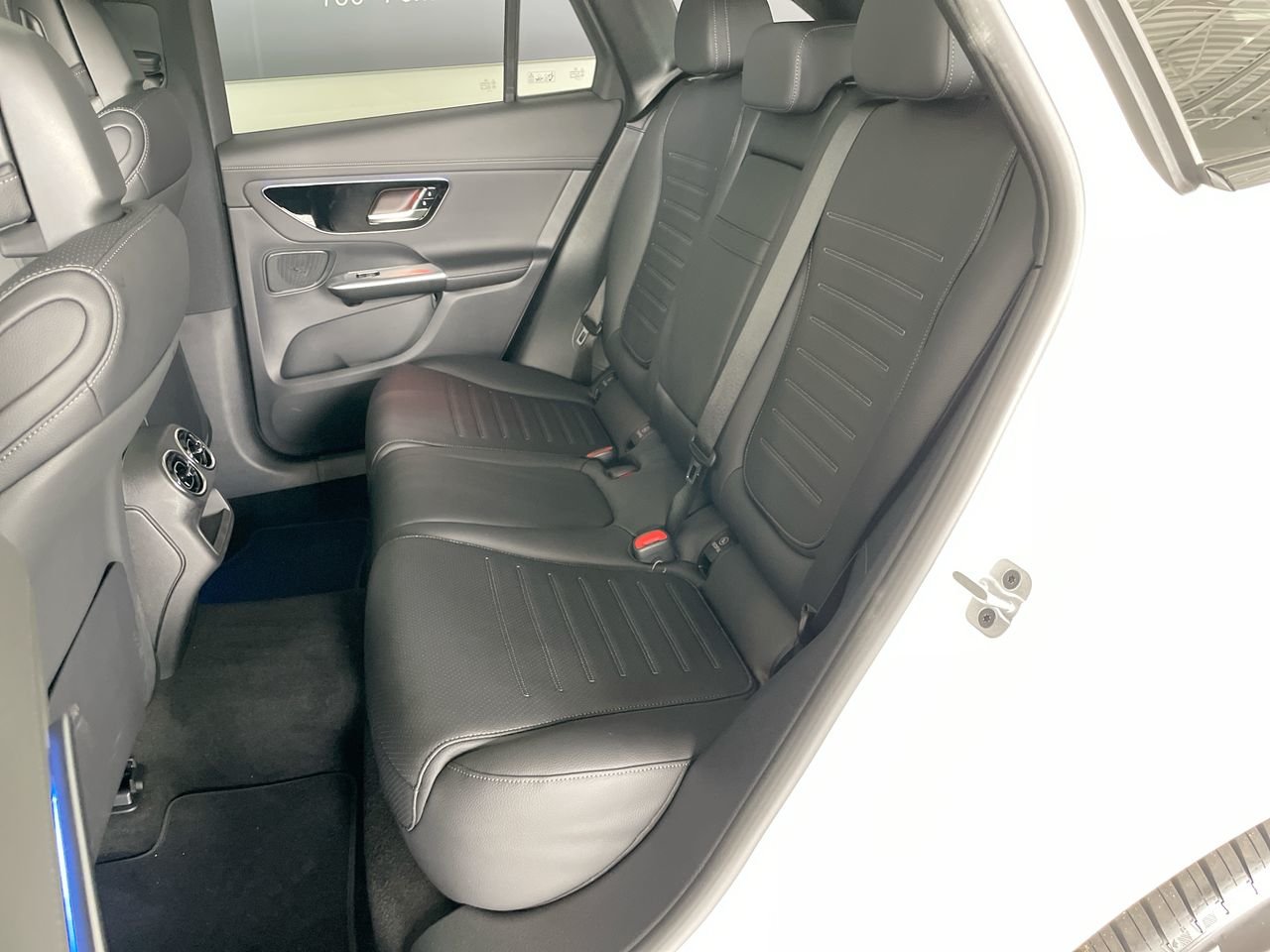 Used 2023 Polar White Mercedes-Benz 4MATIC SUV image 31