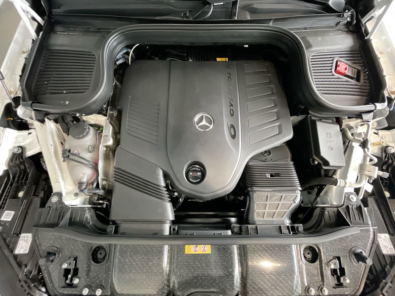 Used 2023 Polar White Mercedes-Benz 4MATIC SUV image 35