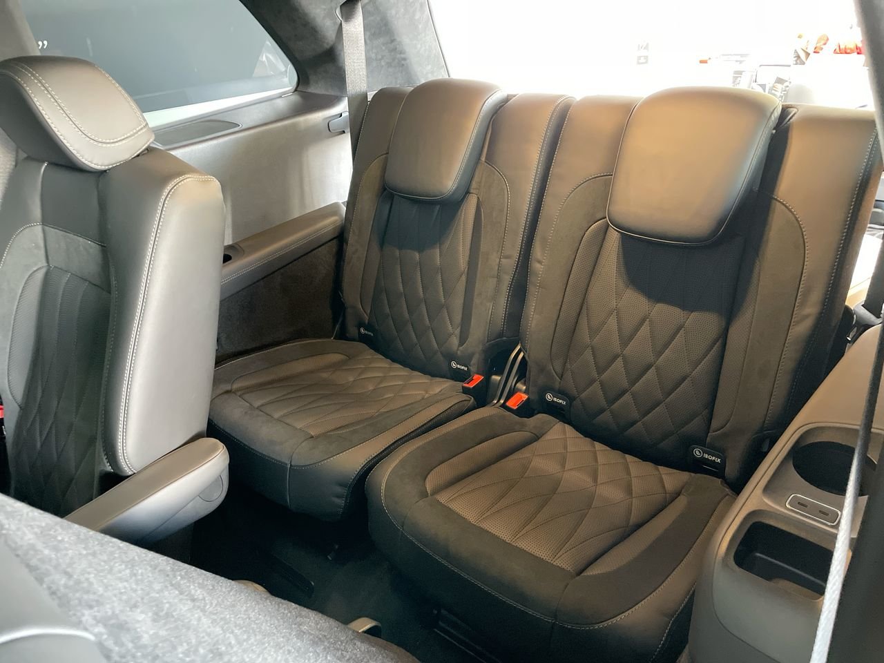New 2023 Diamond White Metallic Mercedes-Benz AMG 63 4MATIC+ image 33