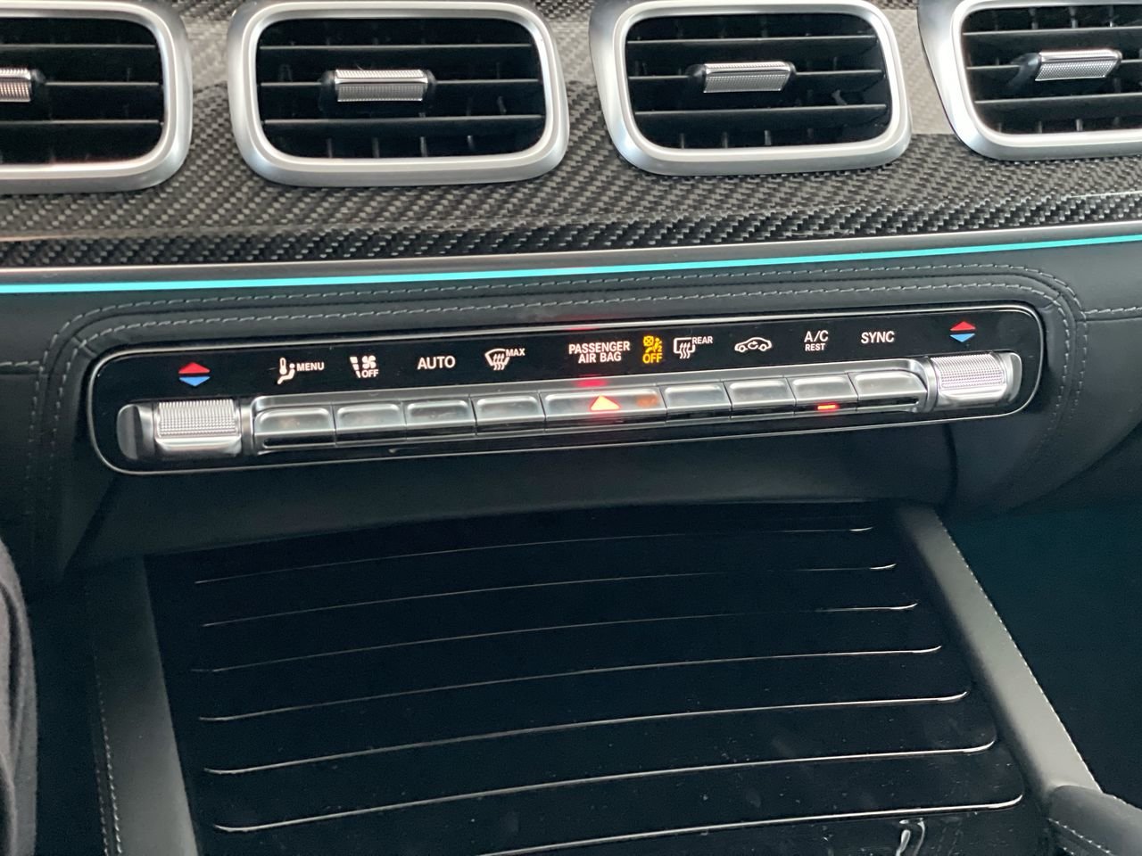 New 2023 Diamond White Metallic Mercedes-Benz AMG 63 4MATIC+ image 28