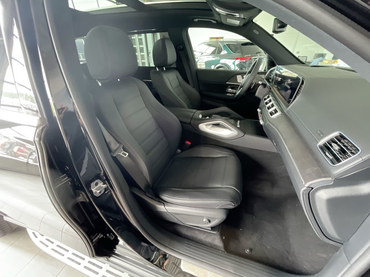 New 2023 Obsidian Black Mercedes-Benz 450 4MATIC image 36