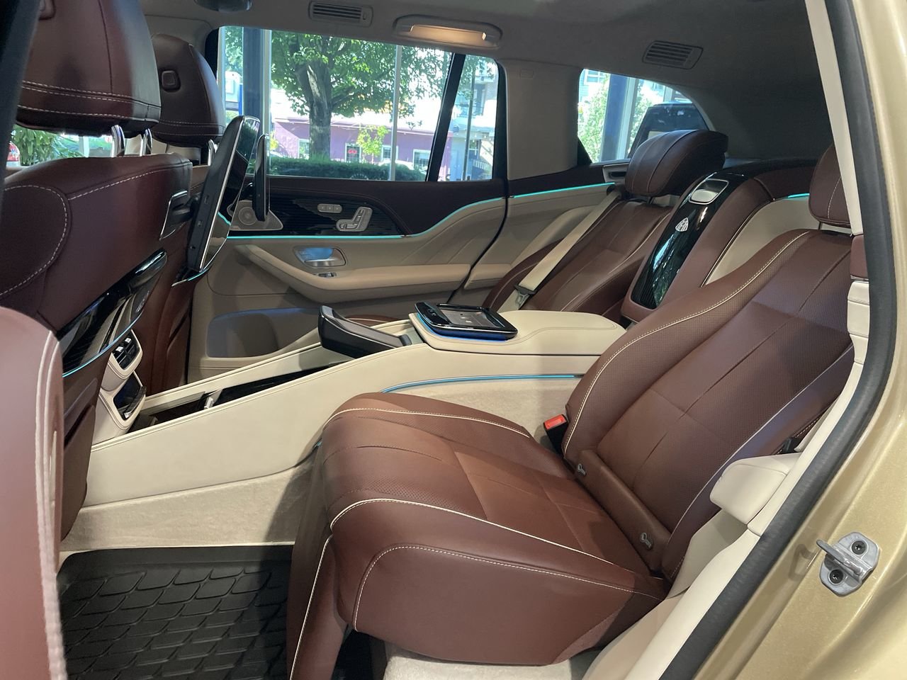 New 2023 Obsidian Black Metallic Mercedes-Benz 600 4MATIC image 32
