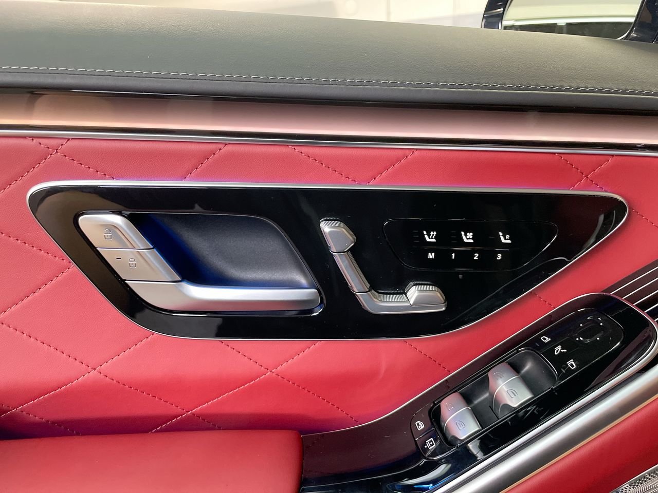 New 2023 Obsidian Black Mercedes-Benz S 580 4MATIC image 24