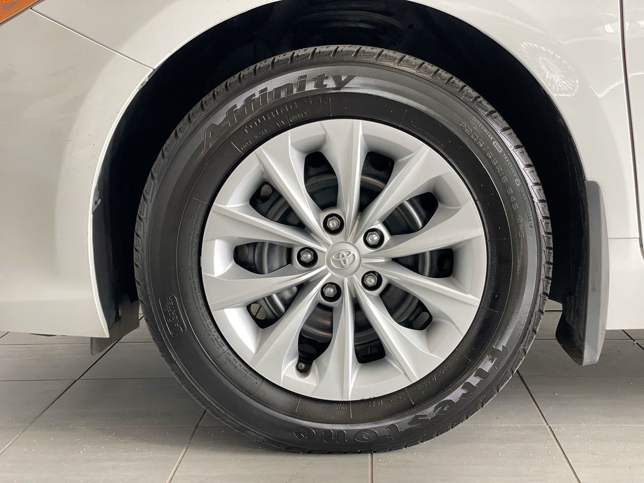 Used 2015 Alpine White Toyota 4-Door Sedan LE 6A image 18