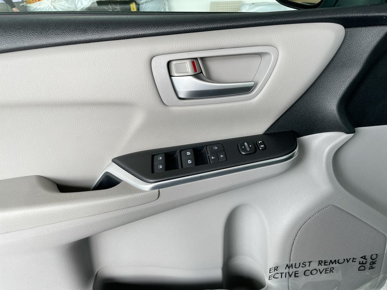 Used 2015 Alpine White Toyota 4-Door Sedan LE 6A image 21