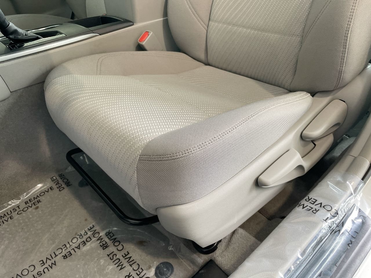 Used 2015 Alpine White Toyota 4-Door Sedan LE 6A image 20