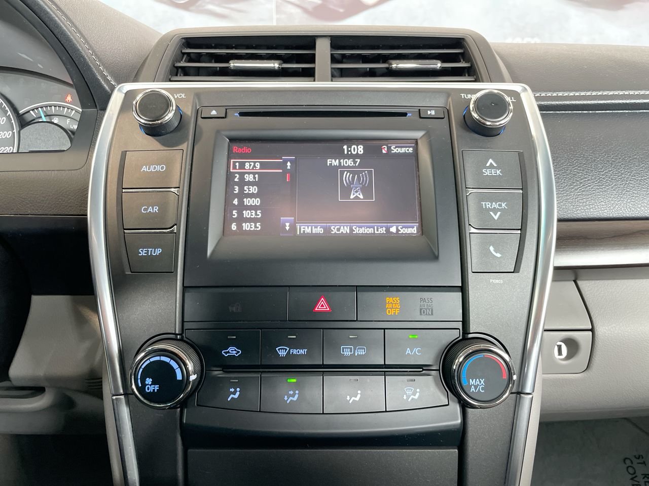Used 2015 Alpine White Toyota 4-Door Sedan LE 6A image 26