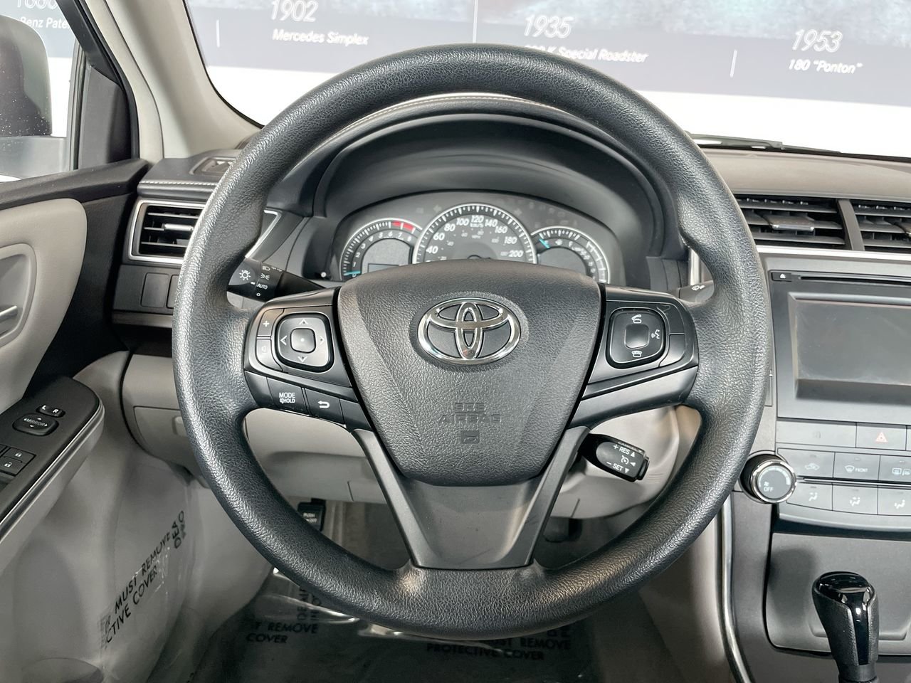 Used 2015 Alpine White Toyota 4-Door Sedan LE 6A image 22