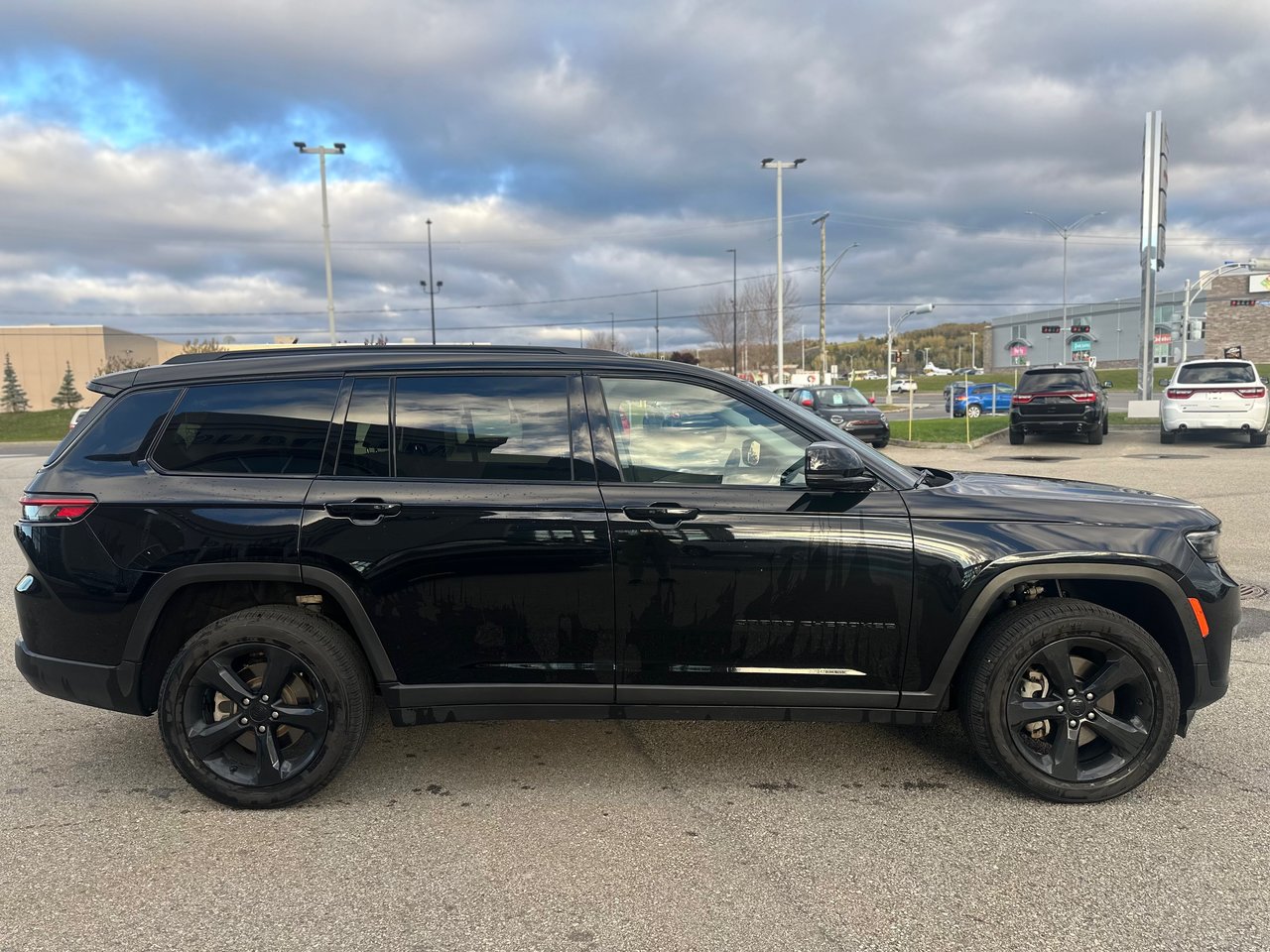 Used 2023 Jeep Grand Cherokee with 31,900 km for sale at Otogo