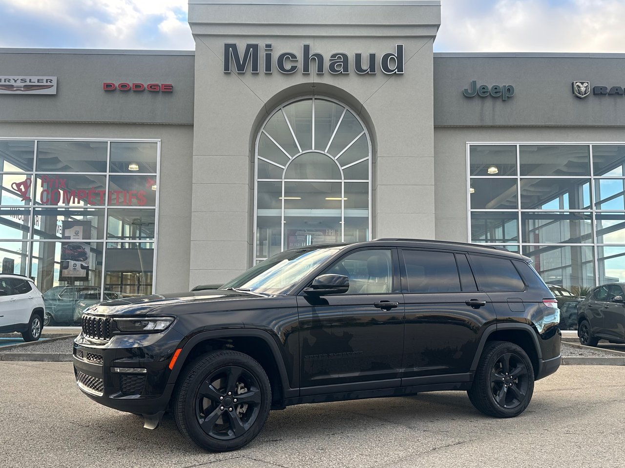 Used 2023 Jeep Grand Cherokee with 31,900 km for sale at Otogo