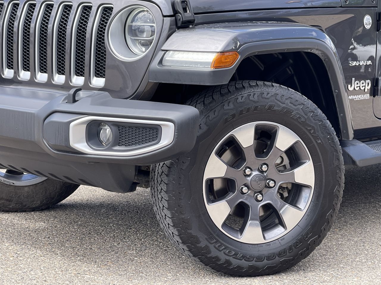 Used 2018 Granite Crystal Metallic Jeep Sahara image 18