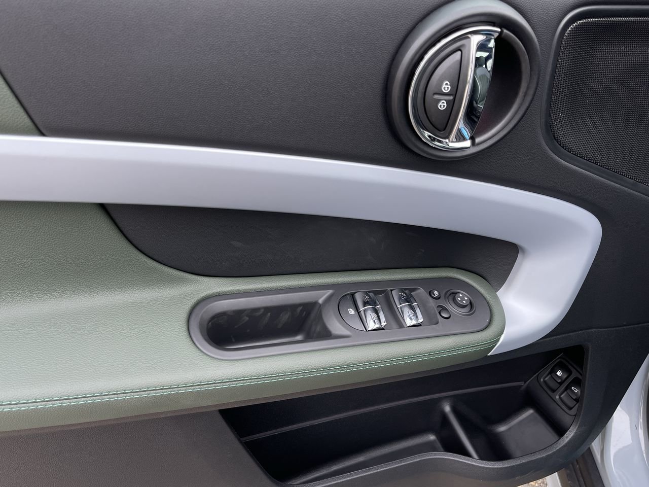 New 2023 Momentum Grey Metallic MINI Cooper SE image 21