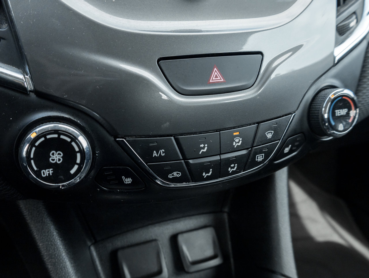 Chevrolet Cruze 4dr Sdn 1.4L LT w-1SD  SAFETY CERTIFIED  TRADE IN 2018-15