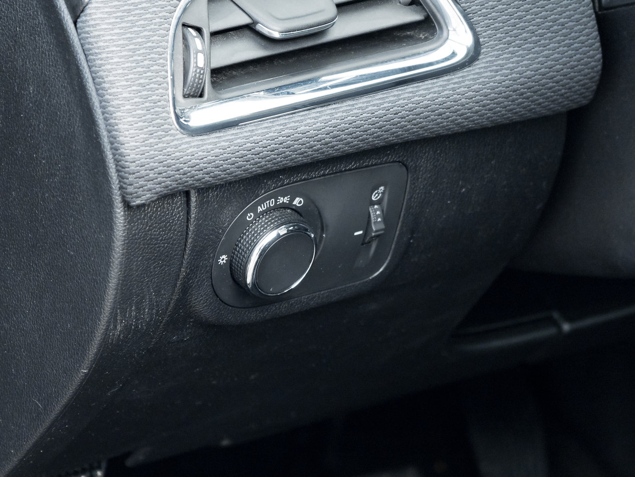 Chevrolet Cruze 4dr Sdn 1.4L LT w-1SD  SAFETY CERTIFIED  TRADE IN 2018-12